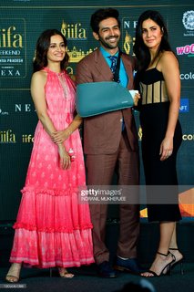 Dia Mirza feet photo thumbnail