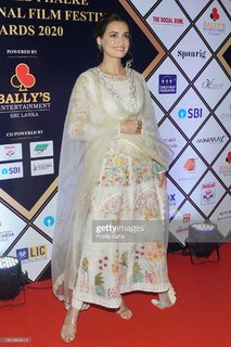 Dia Mirza feet photo thumbnail