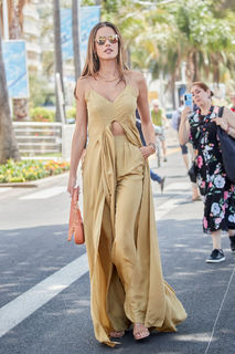 Alessandra Ambrosio feet photo thumbnail