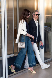 Anne Hathaway feet photo thumbnail