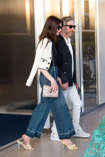 Anne Hathaway feet photo thumbnail