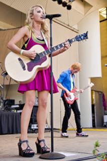 Emily Osment feet photo thumbnail