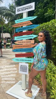 Joy Taylor feet photo thumbnail