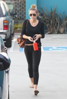 Miley Cyrus feet photo thumbnail