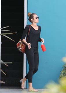 Miley Cyrus feet photo thumbnail