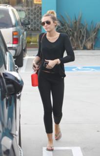 Miley Cyrus feet photo thumbnail