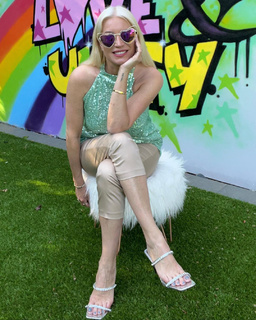 Denise Van Outen feet photo thumbnail