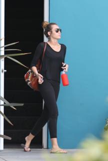Miley Cyrus feet photo thumbnail