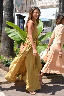 Alessandra Ambrosio feet photo thumbnail