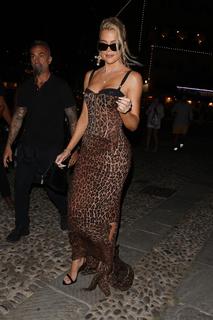Khloé Kardashian feet photo thumbnail
