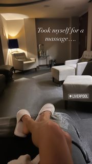Laura Vandervoort feet photo thumbnail