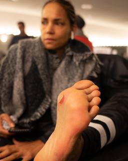 Halle Berry feet photo thumbnail