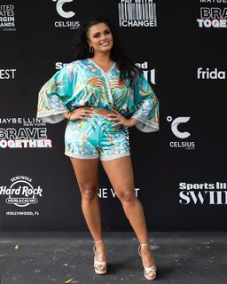 Joy Taylor feet photo thumbnail