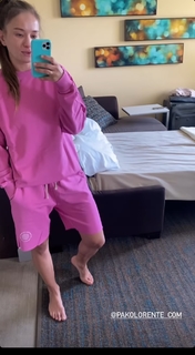 Karolina Kowalkiewicz feet photo thumbnail
