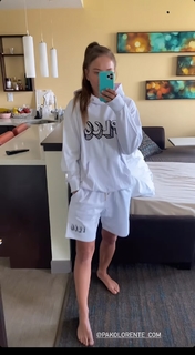 Karolina Kowalkiewicz feet photo thumbnail