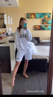 Karolina Kowalkiewicz feet photo thumbnail