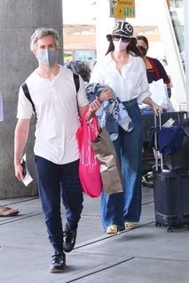 Anne Hathaway feet photo thumbnail