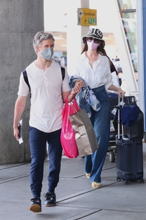 Anne Hathaway feet photo thumbnail
