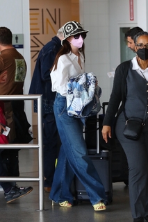 Anne Hathaway feet photo thumbnail