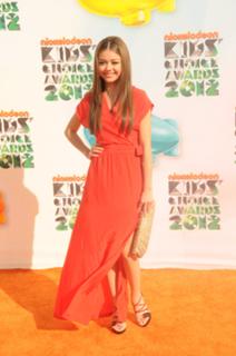 Sarah Hyland feet photo thumbnail