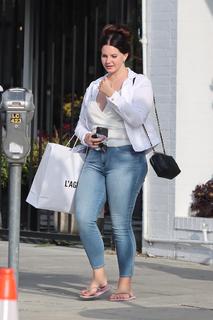 Lana Del Rey feet photo thumbnail