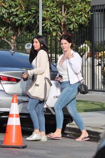 Lana Del Rey feet photo thumbnail