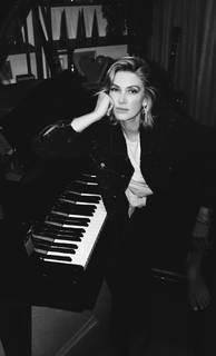 Delta Goodrem feet photo thumbnail