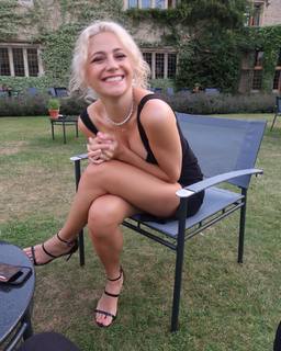 Pixie Lott feet photo thumbnail