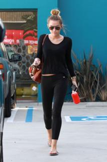 Miley Cyrus feet photo thumbnail