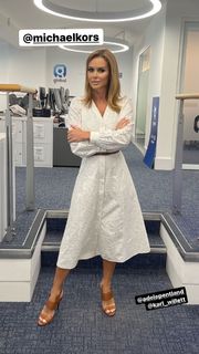 Amanda Holden feet photo thumbnail