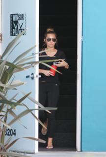 Miley Cyrus feet photo thumbnail