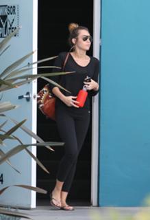 Miley Cyrus feet photo thumbnail