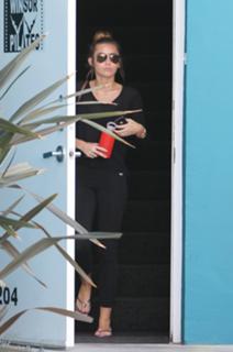 Miley Cyrus feet photo thumbnail