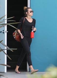 Miley Cyrus feet photo thumbnail