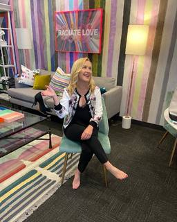 Angela Kinsey feet photo thumbnail