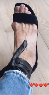 Molly Sims feet photo thumbnail