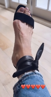 Molly Sims feet photo thumbnail