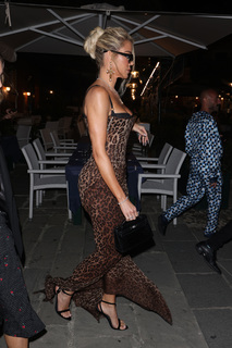 Khloé Kardashian feet photo thumbnail