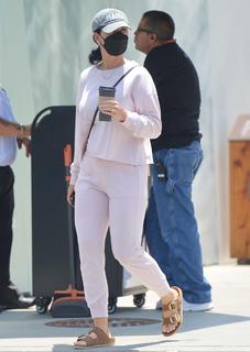 Katy Perry feet photo thumbnail