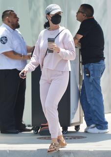 Katy Perry feet photo thumbnail