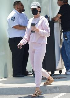 Katy Perry feet photo thumbnail