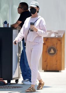 Katy Perry feet photo thumbnail