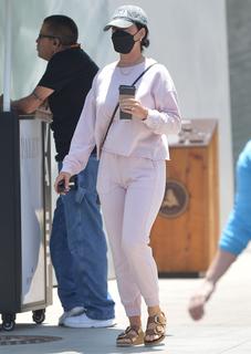 Katy Perry feet photo thumbnail