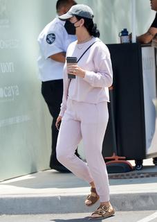 Katy Perry feet photo thumbnail