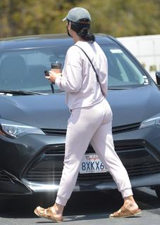 Katy Perry feet photo thumbnail