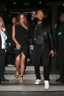 Chrissy Teigen feet photo thumbnail