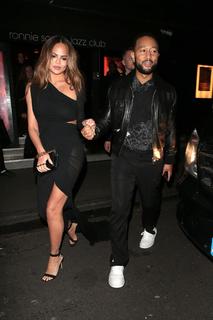 Chrissy Teigen feet photo thumbnail