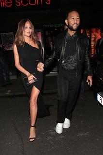 Chrissy Teigen feet photo thumbnail