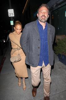 Jennifer Lopez feet photo thumbnail