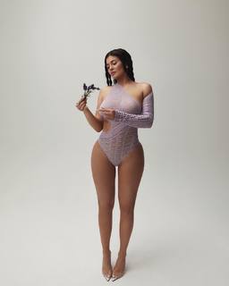 Kylie Jenner feet photo thumbnail